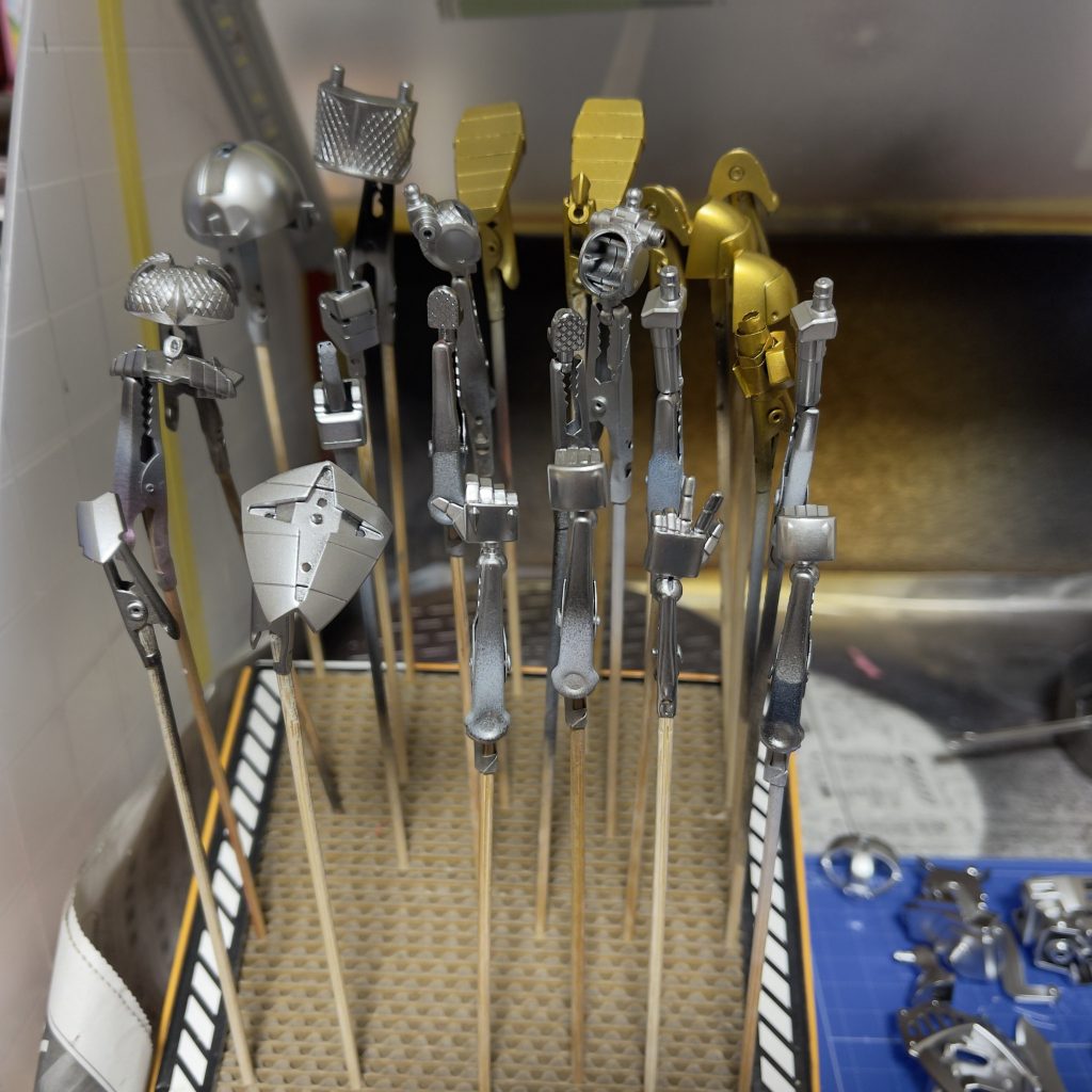 最後にカラーガイドを・全体の下地→ガイア サーフェイサーエボホワイト・銀→ガイアEXブラック(下地)→タミヤTS-83メタリックシルバー・メタリックブルー→ガイアEXブラック(下地)→タミヤTS-83メタリックシルバー→タミヤTS-51レーシングブルー・メタリックレッド→ガイアEXブラック(下地)→ガイアスターブライトゴールド→Mr.カラーGXクリアルージュ・金色→ガイアスターブライトゴールド・マント赤→ガイアブライトレッド全体をエボホワイトで整えた後EXブラックで下地塗装銀と青の部分はタミヤのスプレー缶から瓶に塗料を移しエアブラシで塗装キャンディ塗装の青部分はシルバー、赤の部分はゴールドでキャンディの下地としました。トップコートは未使用です。