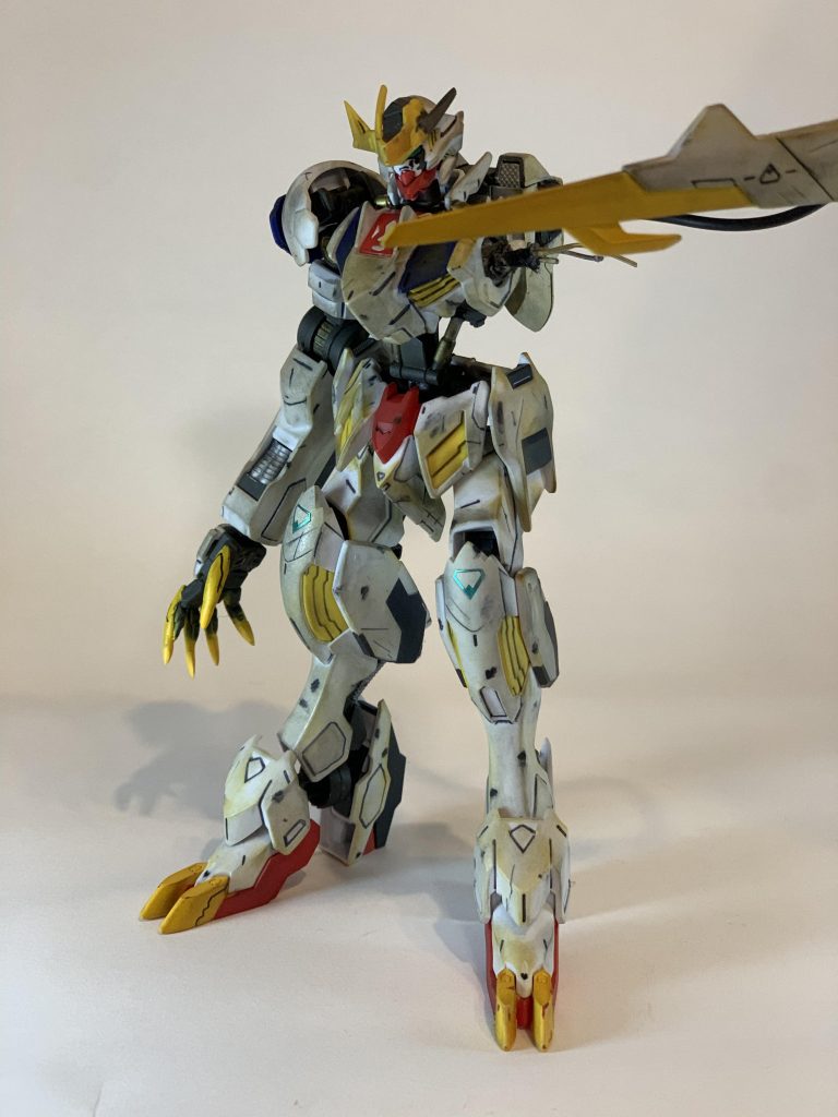 三日月:「けど今は・・・。俺にはオルガがくれた意味がある。なんにも持っていなかった俺のこの手の中に・・・こんなにも多くのものがあふれてる。そうだ、俺たちはもうたどりついてた・・・」