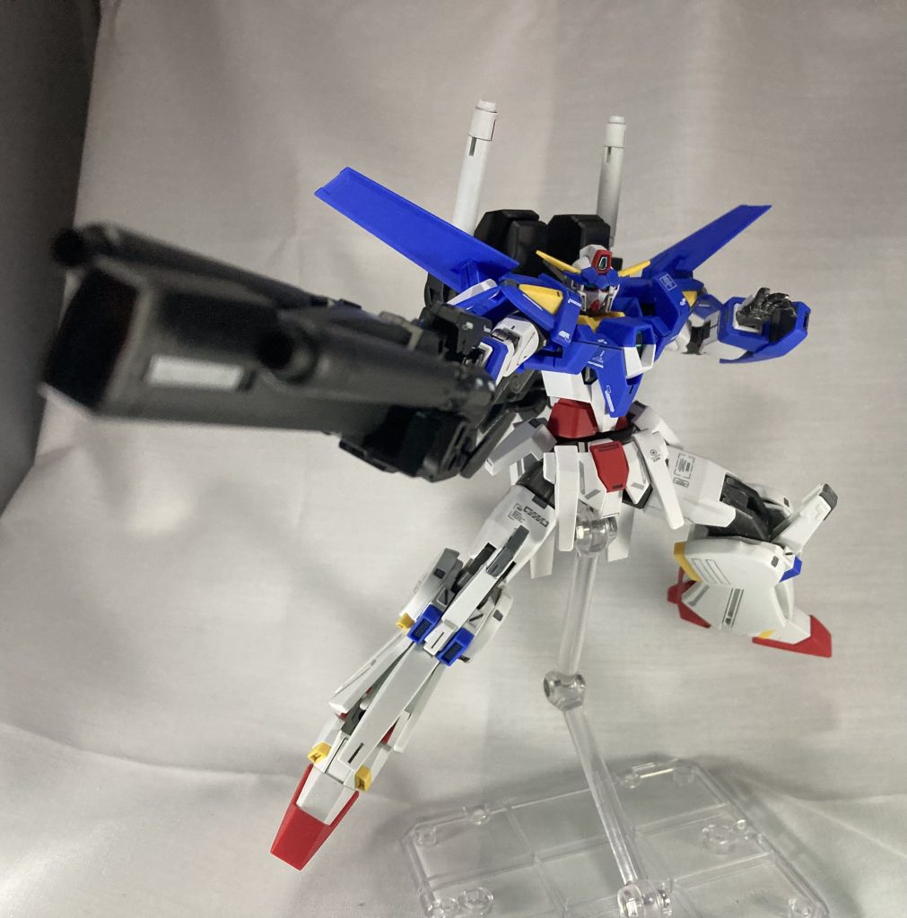 トリプル・シグマシス・ライフル本機のメイン武装、ダブルビームライフルとシグマシスライフルを合体させ腕に接続することで大きな砲身を支えつつエネルギーを充填する大型兵装