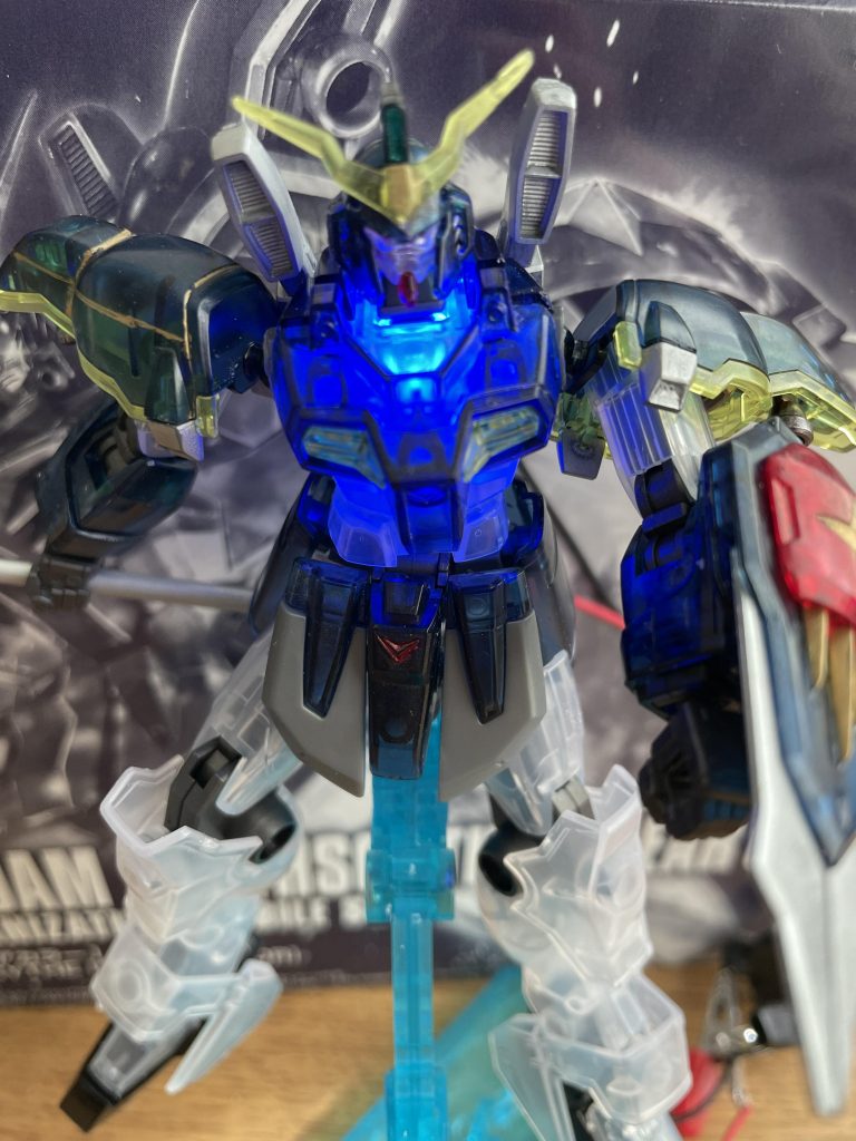 バックパックのブースターからコードを通してボタン電池で点灯してます。