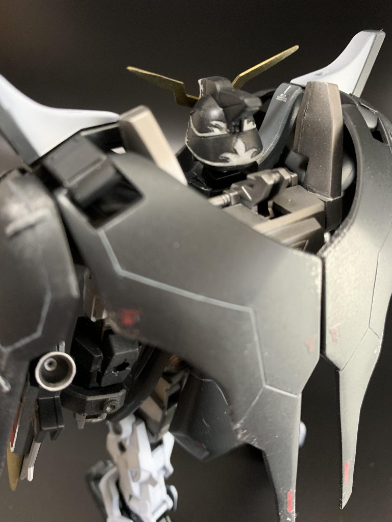 頭部をいつものように小型化したのですが、ここが一番大変でした。普段ならヘルメットを合わせ目で削って幅つめしたり、上や下を削って小型化したりでなんとかなるのですが、デスサイズヘルの複雑な形状と、なにより削るとエングレービングが、なくなってしまうんです。なので細かく切り刻んでなんとか元のデザインを維持しつつ小型化しました。このエングレービングは細かすぎて、もしHG化しても、パーツでの色分けもシール貼るのも難しそうですがどう形にするのでしょうか。