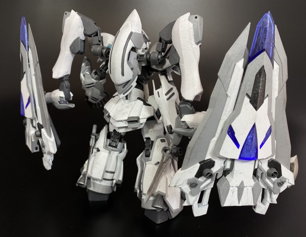 [シュヴェルトライテ・シグルドリーヴァ重装形態]両方のサブアームにランドグリーズを装備した姿で、重装形態と呼ばれる姿。その重量から機動力は下がってしまうものの、サブアームを介して自在に動かせるランドグリーズを駆使した高い防御性能を誇っている。