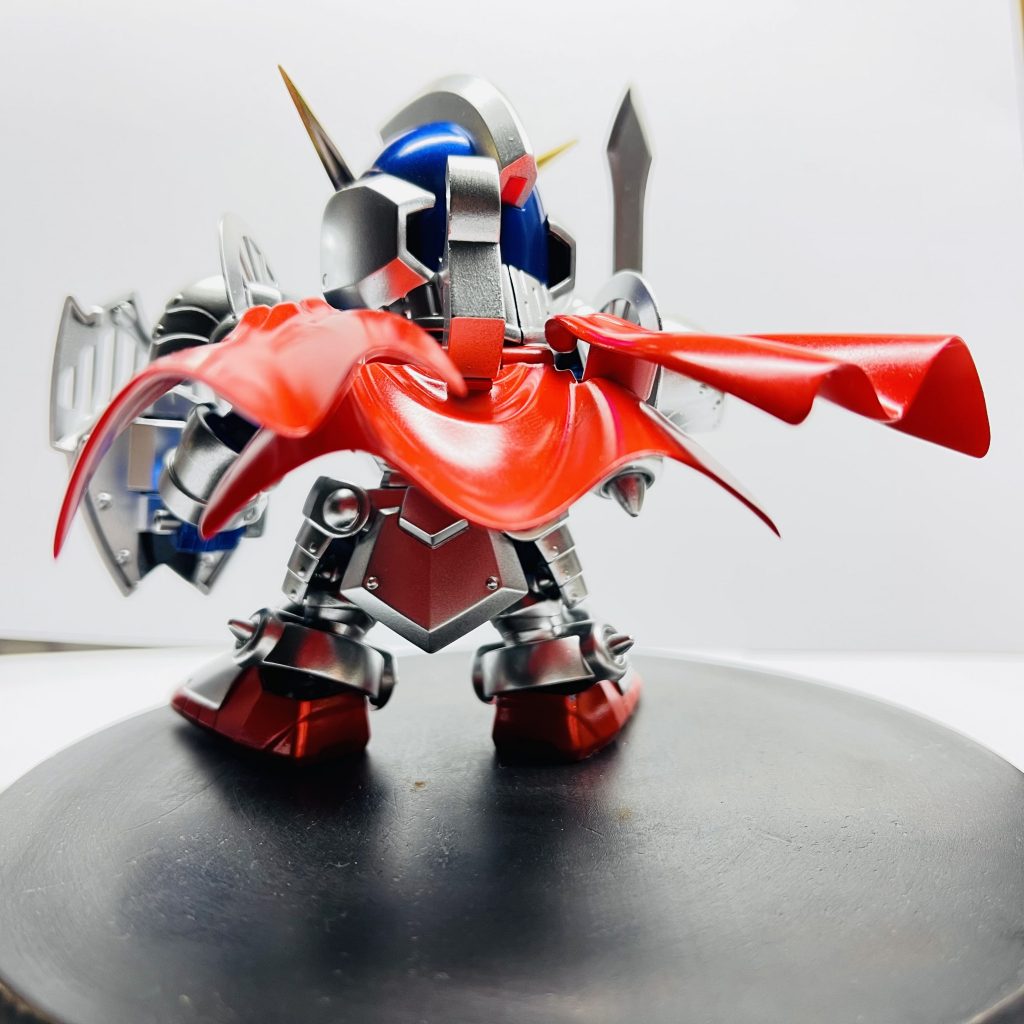 マントはフチの部分を薄く加工しました。靴や額の赤い部分はメタリック、マントはソリッドカラーで塗り分けました。統一した方がいいかとも考えましたが、質感の違いが出たのでこれも満足!トサカ部分のカメラのようなところはシールです。