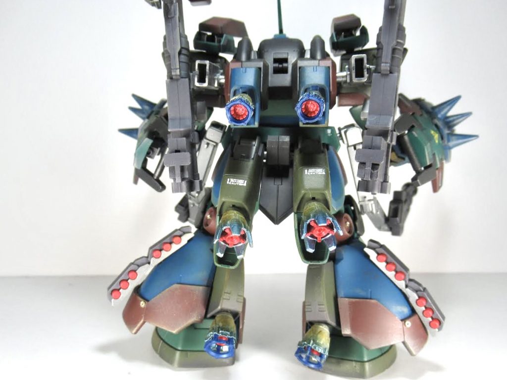 リア側。多彩な武装や出力を納得させる、バーニアの多さです。足に付いたミサイルもロマンの一つです。