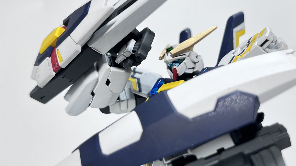 シールド右腕下部、ビームキャノン、左腕にそれぞれ装備された防御用兵装。機体の機動性を損なわないように軽量化されているが、耐久性は申し分なく充分なポテンシャルを発揮する。