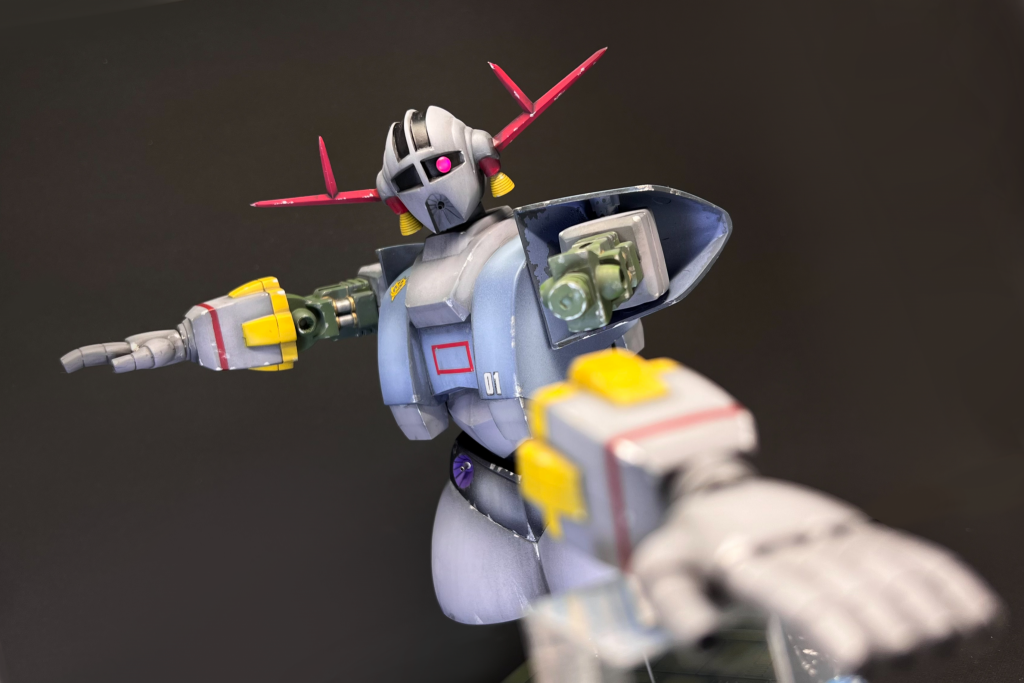 有線サイコミュで両腕を射出!…と行きたかったのですが、またまた失敗!このキット、シャフトに受け軸を付けて腕の内部に接着すると伸縮するギミックがあるのですが、手首へワイヤーを入れる作業時にまさかの破損w苦肉の策でネオジム磁石を急遽埋め込み接続。辛うじて脱着できますが、溢れ出るコレジャナイ感。これはもはや、アレです。兜○児『ロケットパーンチ!!』口から攻撃出来ますし、胸元には噴射装置も携えていますので見ようによれば、”くろがねの城”!…なのかもしれない。コクピットも頭部ですし。冗談はさておき、自重でワイヤー接続した腕が下がってくるよ〜(´;ω;`)