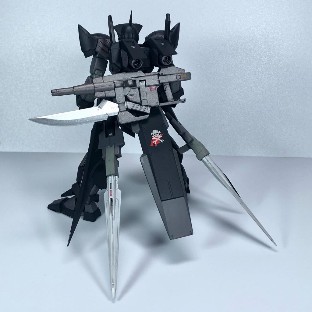 ウルフ隊長のエンブレムの上にビシディアンのドクロマークを重ねてデカールを貼りました。