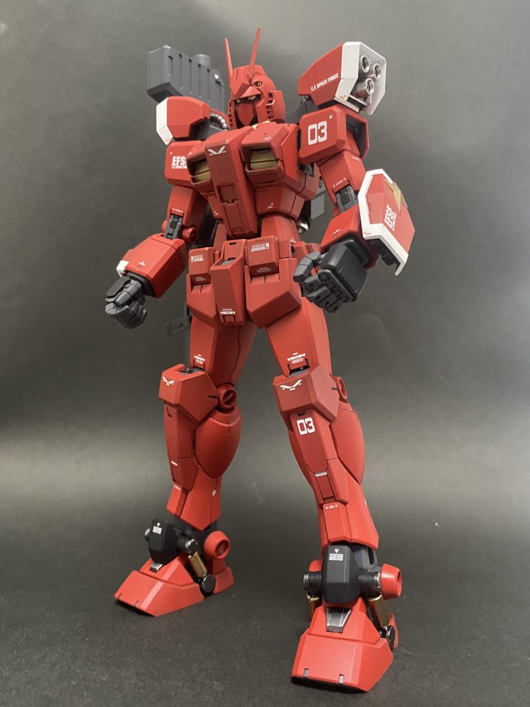 デカールと塗り分けで情報量をあげています。キット付属のデカールがどっかいったので、宇宙世紀に本機がいたら…の妄想全開でデカールを貼りました。