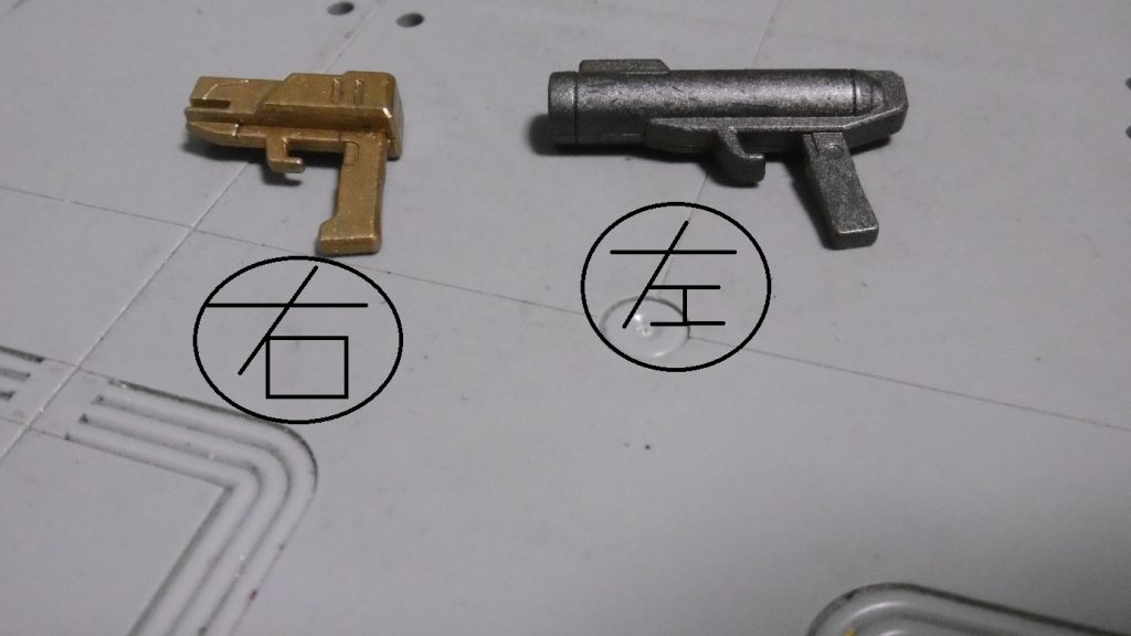 【右腕装備】CWG-HG-80(ハンドガン)【左腕装備】KWG-HZL50(投擲銃)右腕装備最軽量のポリハンと、左腕の中でも軽量かつ攻撃性能の高い投擲銃のデータを当てました。強さよりも重量最優先で決定。どちらも「弾反動あり&弾発熱量が高い」ため、被弾時安定性能の低い脚部なら反動で固めつつ、相手がAC(ガンダム世界観で言う所のMS)なら熱ダメージを与えて熱暴走を引き起こせます。左腕武器は肩もしくは右腕のロックオンサイトに依存し、ハンドガンとの併用では「サイト適性WS」を使えるのが大きく、左腕以外ではロックオン不可な投擲銃を効率よく使えます。きっと。投擲銃はグレネードライフルと違って放物線を描いて飛ぶため、対空戦や中距離以遠では当て難く、OBも絡めながら距離を調整する戦術に。