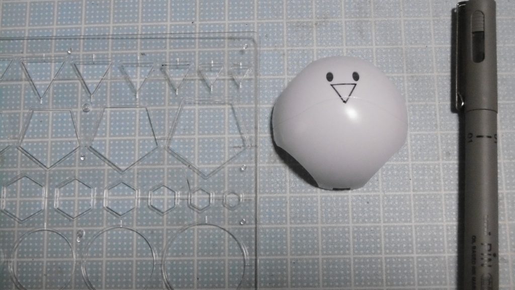 モビルハロ発売当時に購入し、パチ組み保管していた状態から全分解。テンプレートを用いて、ハロの目の下に▽を油性サインペンで書きます。