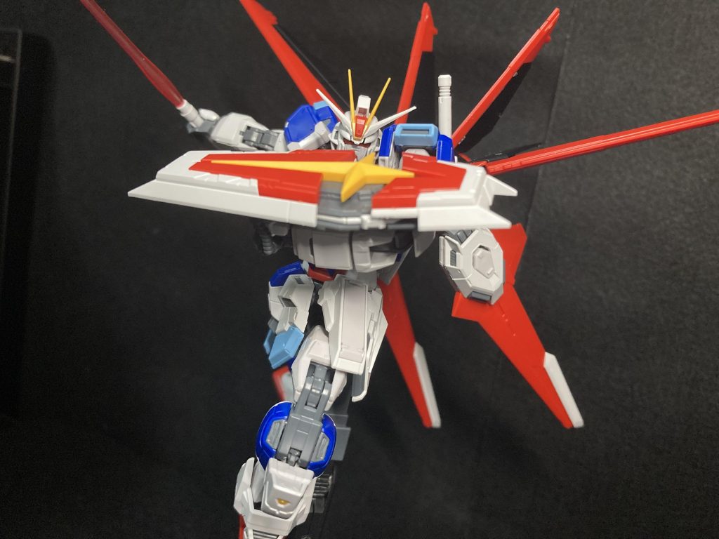 急にポージング下手！！というのもこの機体分裂機能によりRGの見せ場でもあるボディ稼働を完全に置いてきてますね！νガンダムとかお腹が凄い動きますよね！（お腹が動く？）