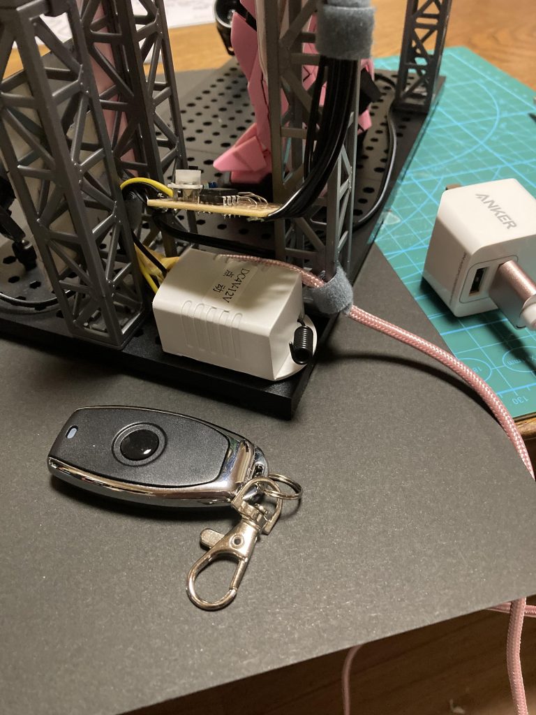 ケースに入れても電源オン出来るように安かったリモコンキットを接続。なんでこんなに書くかと言うと、頑張ったのに家族に軽く流されたから…頑張ったのに〜 