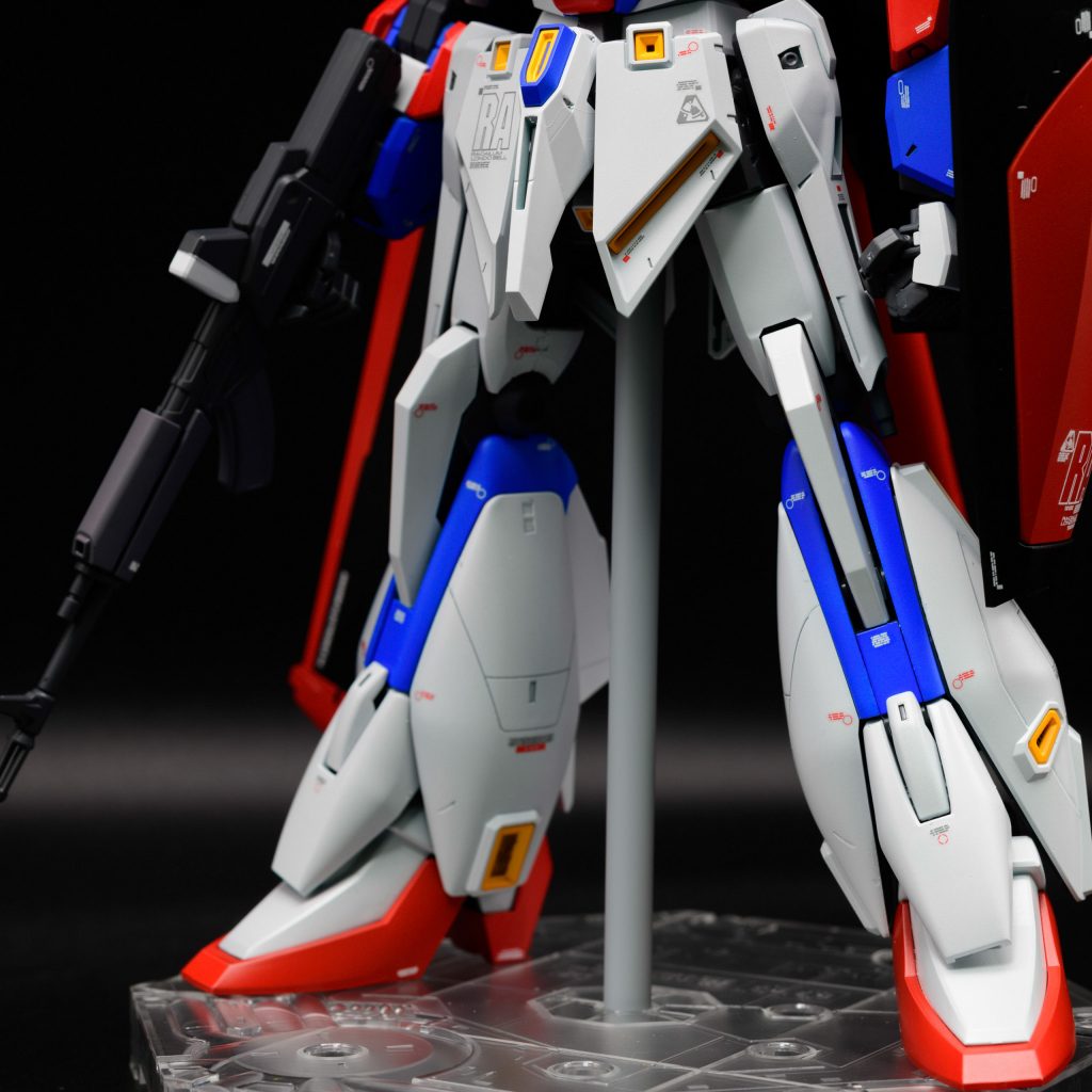 出来るだけZガンダムの配色に近づけています。