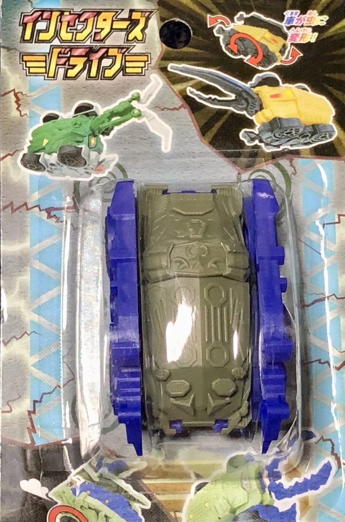 今回使用したのはこちら。昆虫からクルマに変形するおもちゃですね。コレをまたバラバラにしまして、身体の各部に装着してますカブトとクワガタの2種を使用しました