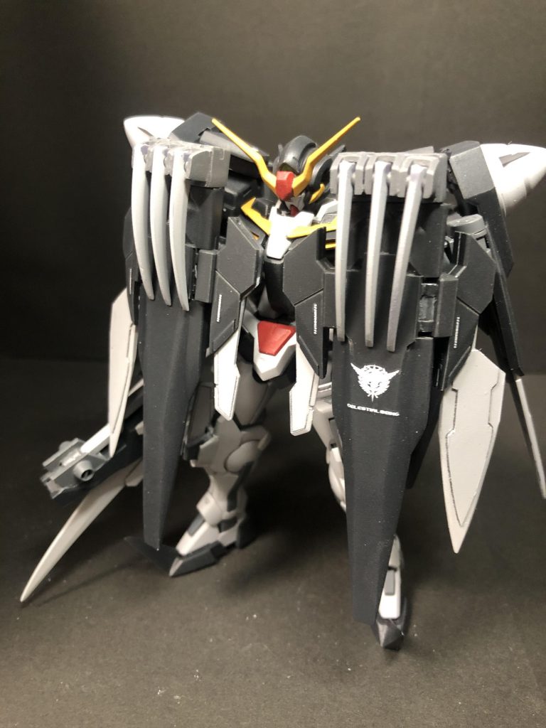 アクティブクロークを閉じた状態です。デスサイズやひざの突起も畳めるので小さくまとまります。