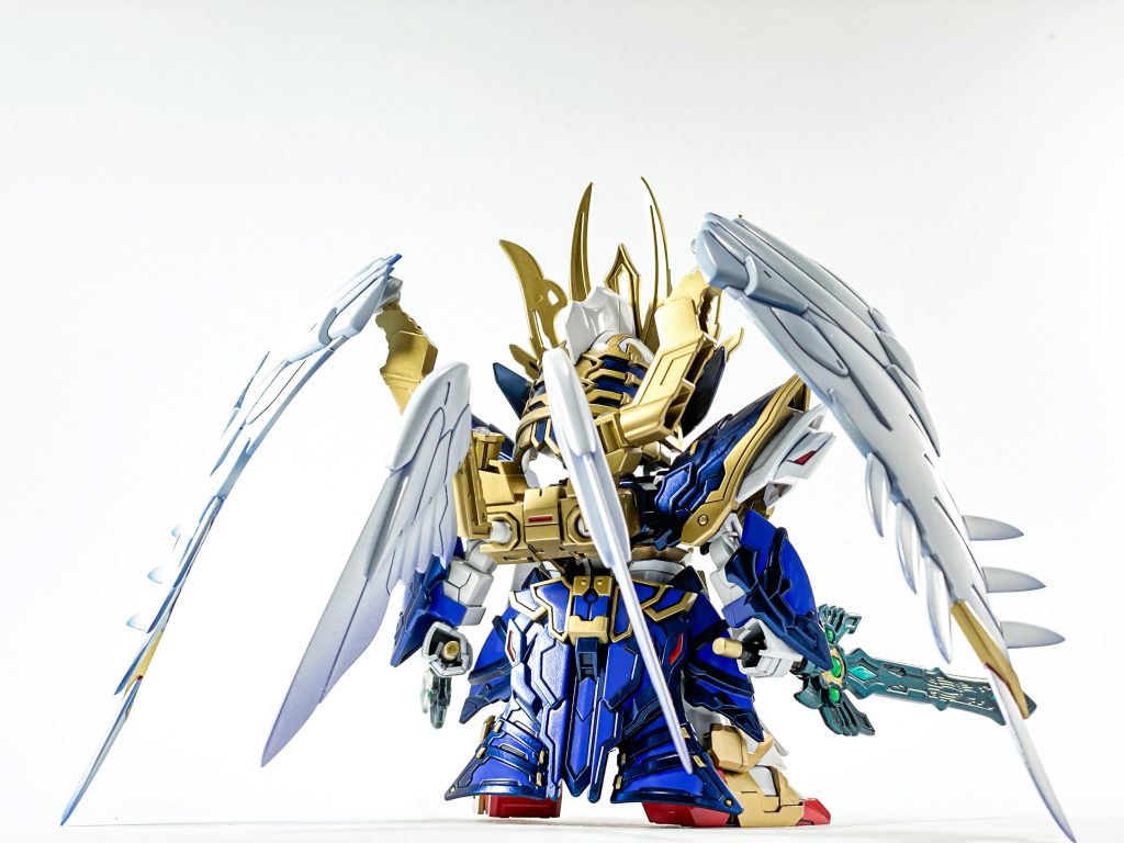 後から。羽根はメタリックブルー→ホワイトでグラデ→混色パール→光沢で仕上げております。羽根自体は合わせ目を消しと、シャープ化以外はそのままです。意外に違和感ないですね。