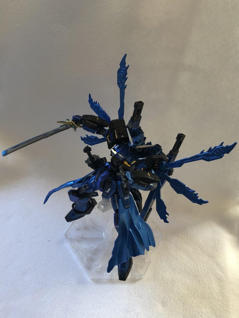 左サイドアーマーにマウントされている刀。「倚聖剣」。斬撃を飛ばすことで、ある程度距離が離れた敵も撃破できる。