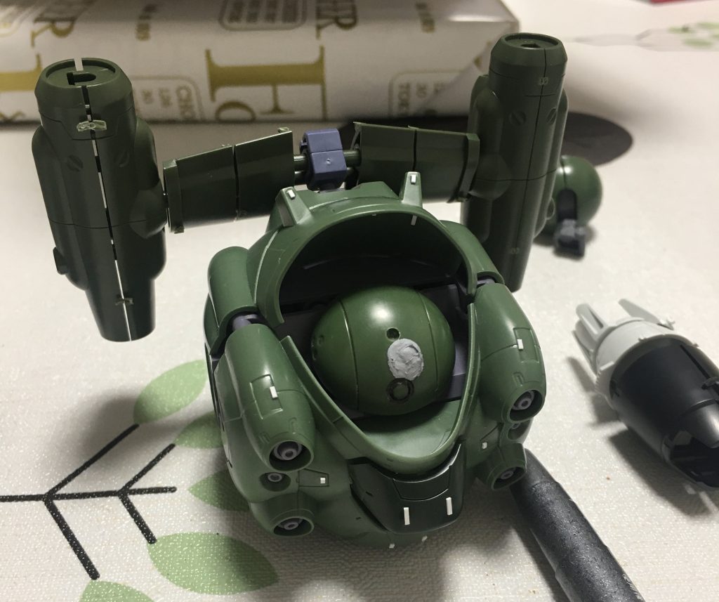 製作中。(ツノの位置をミスって穴あけしてまったので、パテ埋めしてます…)