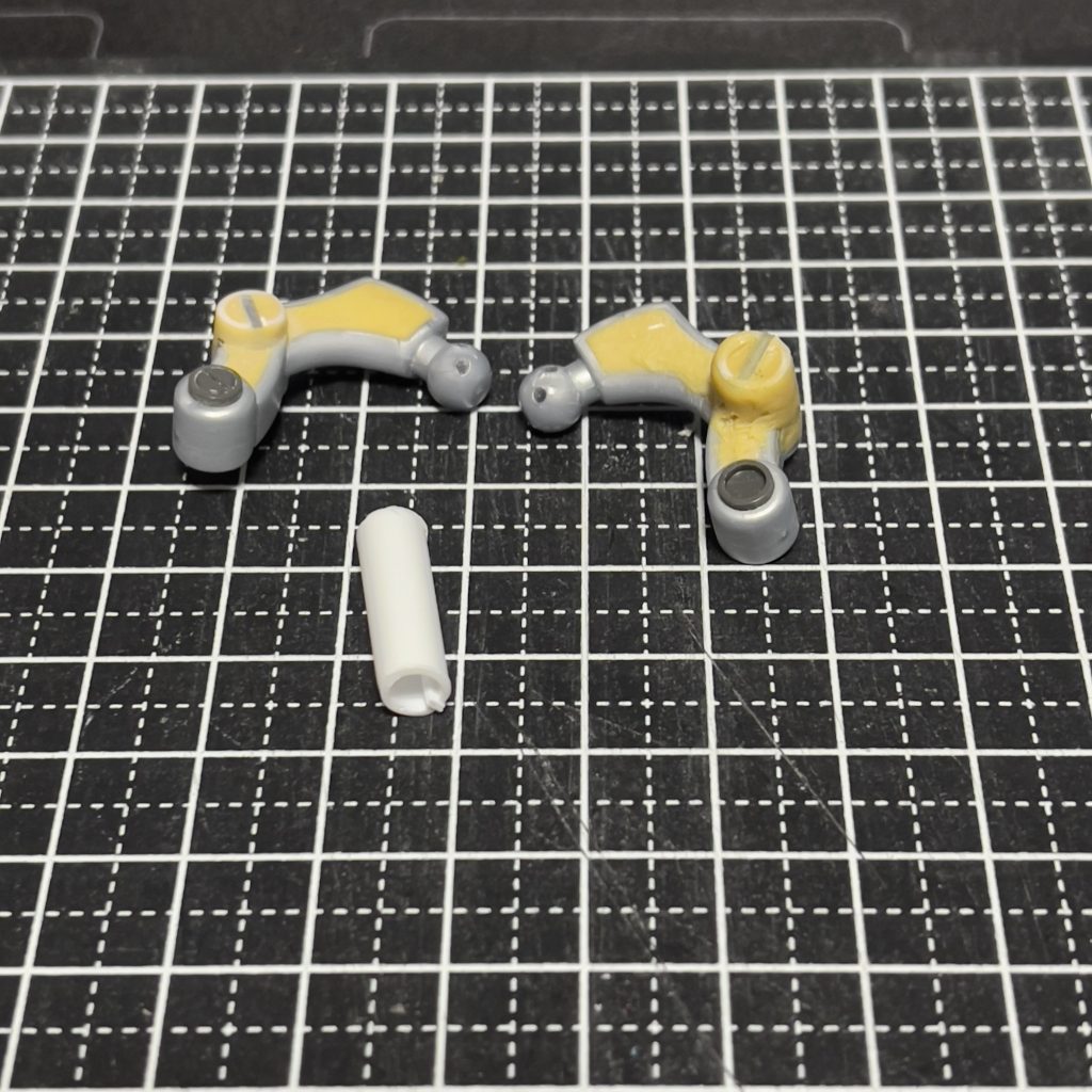 ちょっと苦労したのが関節部分の円柱状のパーツです...おおよそ同じ径のプラパイプをベースにエポパテを盛りナイフやペーパーで成形しました。これ以外に何かいい手段はないものですかね...?