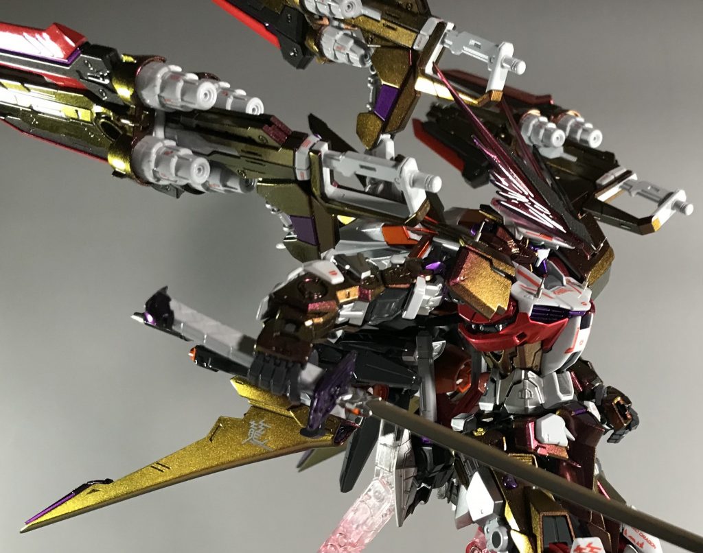 外装は赤と金の偏光カラーです