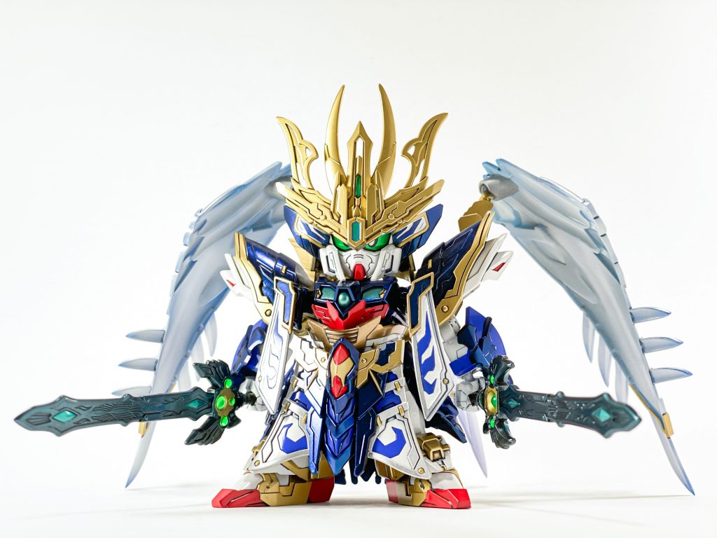 SDCSウイングゼロEWのバックパックと羽根を拝借。ツインバスターライフルのイメージで三国伝曹丕ガンダム付属の威天剣・星凰剣を拝借しております。