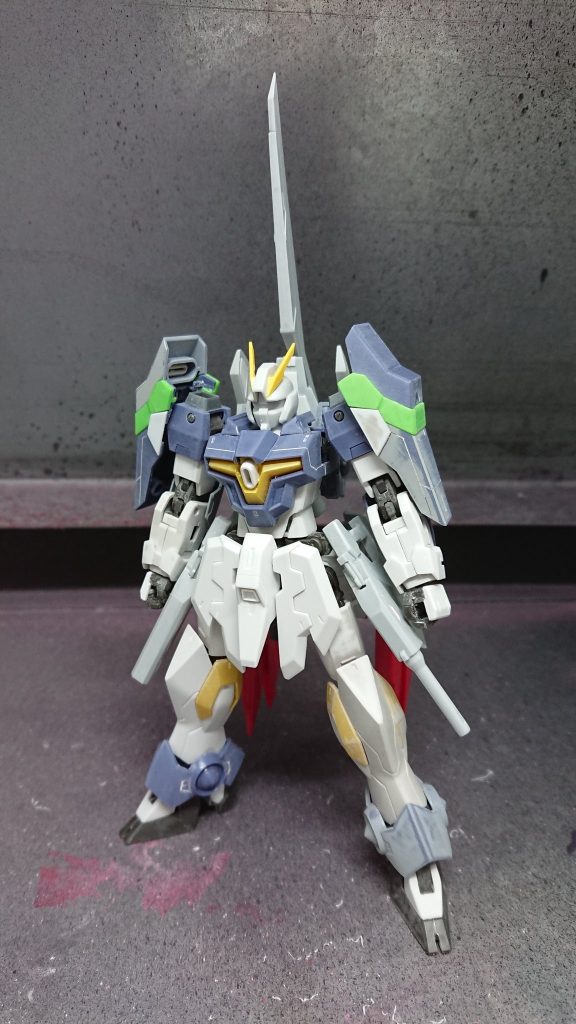 サフ前画像です。合わせ目消しやスジボリの他、肩アーマーのヒンジを埋めたり胸部のスリット隠したり小改造しております。