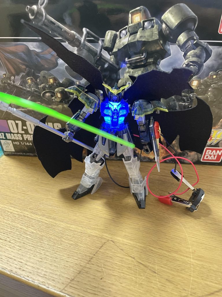 ちゃんとハードフェルトなのでしっかり形を保ったまま展開もしてくれます。展開するとデスサイズヘル的な形になるようにカットしました。