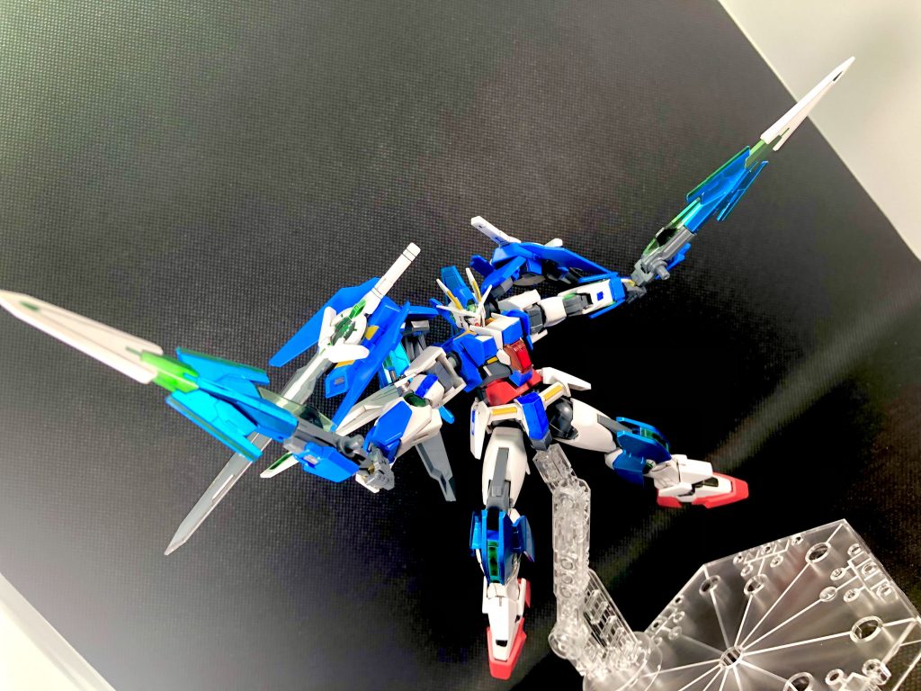 カッコいい主役機をさらにカスタムしたということで、非の打ち所がない満足感の高いキットだと思います。こんなカスタムできる技量が欲しいですねぇ…(*´꒳`*)