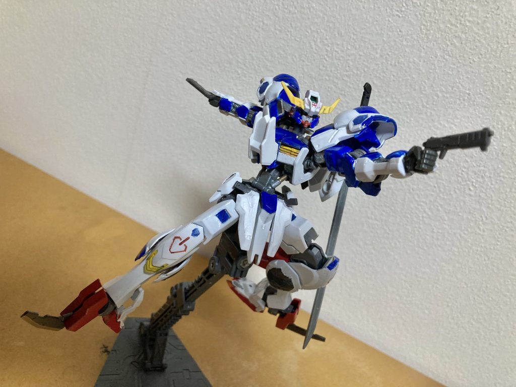 フロントアーマのハンドガンと共に近接格闘が可能です。いくら威力の低いハンドガンでも0距離で放てば効くだろうと言う脳筋戦法です。