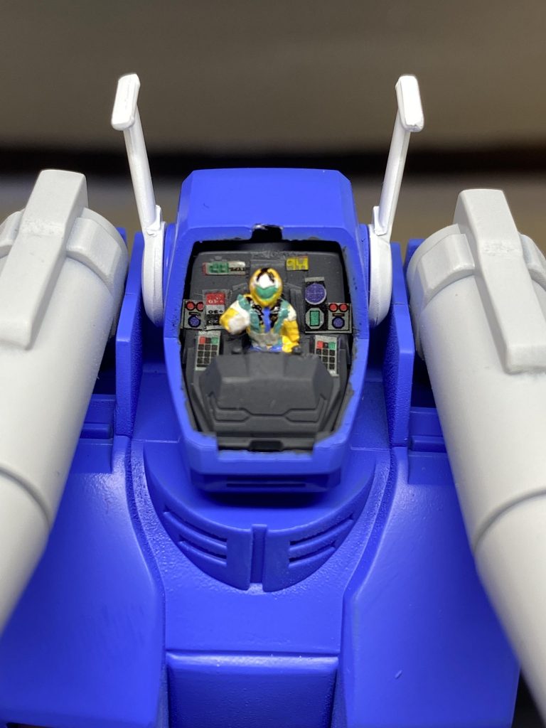 ガンダムマーカーでちゃちゃっと塗ってあった、人生ゲームのコマのようなハヤト君は削り落とし、ビルダーズパーツをポーズ変えて(無理矢理)着席させました。狭い!パネル類は、20年前くらいのムックに付属していたPG用シールを切り貼りしてテキトーに雰囲気出し。キャノピーは、HIQさんのオーロラグリーンシールを各面に合わせて切り出し、貼り付けています。ここまでアップにしなければ綺麗ですよ汗。