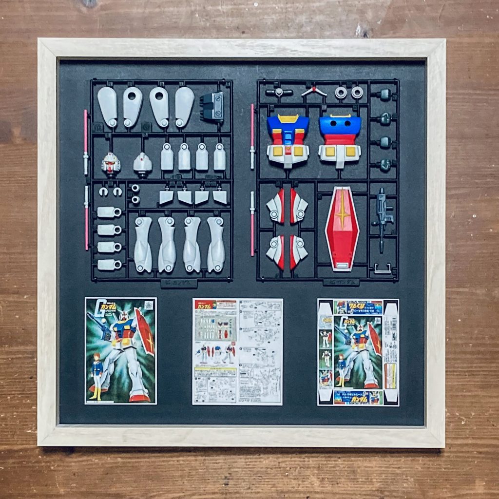 ガンダムの額装です。背面ボードをつや消しブラックでスプレー塗装。ランナーは結束バンドで固定しました。ボックスアートと説明書を取り込み、Photoshopで縮小加工したものを出力し貼り付けています。