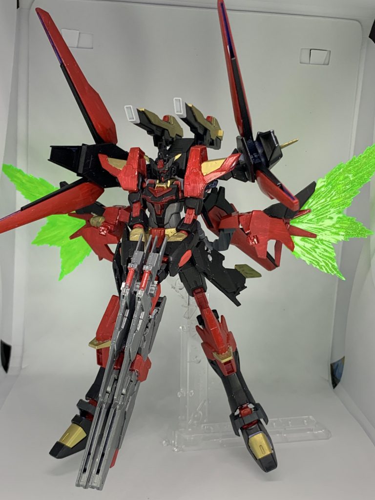 いわゆるハイマットフルバースト。ツインライフルはそれぞれハティとスコール、追加武装部分はゲーリ、フレキ。背中のレールガン二門はフギンとムニン。光の翼はヴィゾフニル、ドラグーンシステムにはまとめてナグルファルという名前をつけてます。