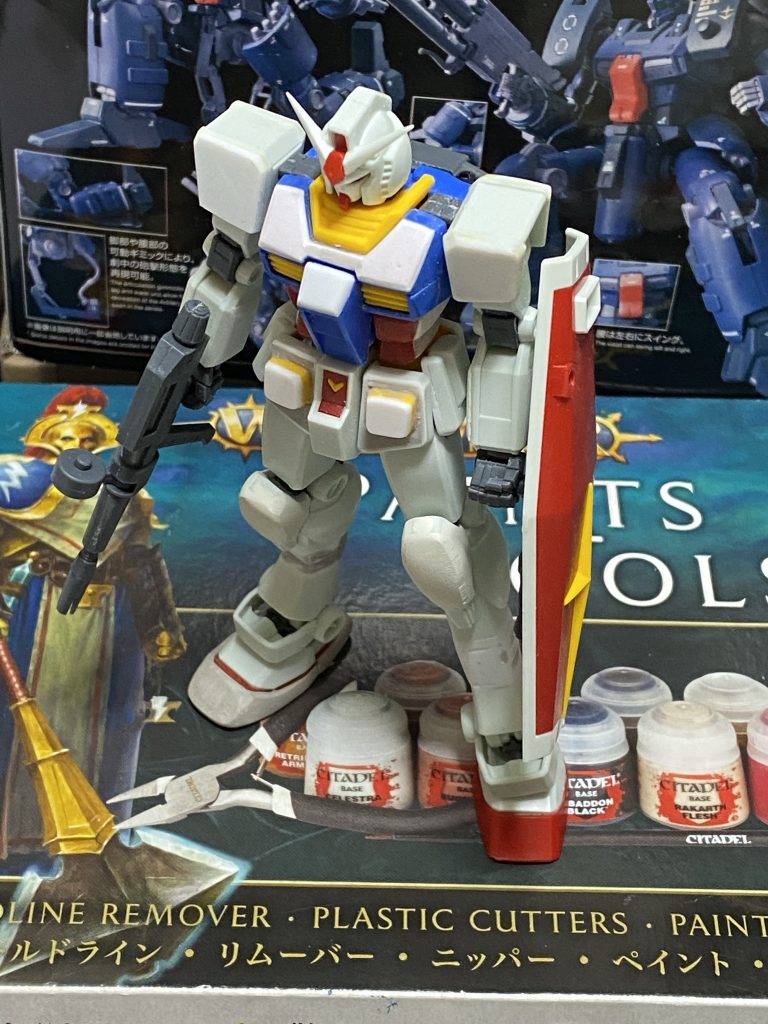 下半身の改修を終えた所です、この時点で左右の足を違う長さで延長しており右脚のつま先もボリュームを増しています