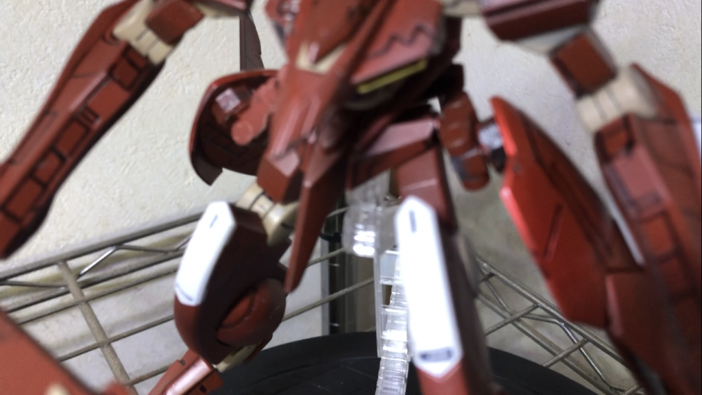 ファングコンテナは腿から直接ではなくジョイントを間に挟む事で可動域を広げてようと試みました。とりあえずポッキリ折れてしまう心配はなくなりました。