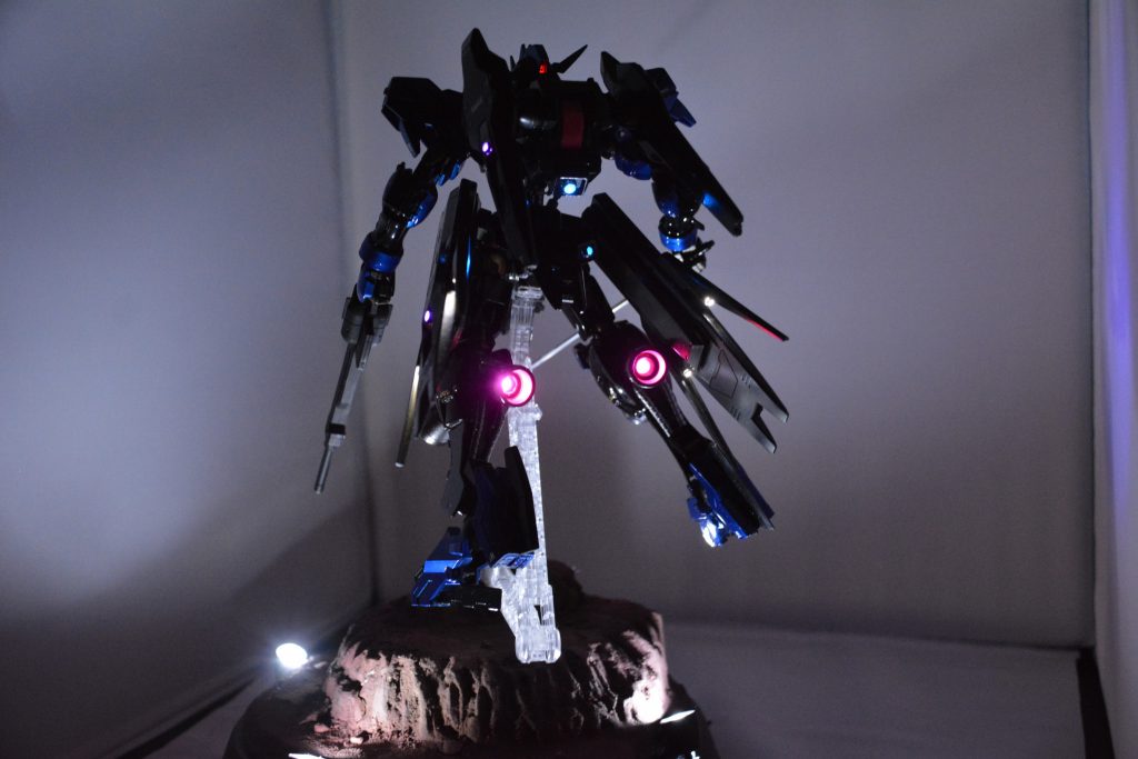 暗闇背面スタンドは火星の大地をイメージしたジオラマ風にダ〇ソーの鉢底皿を改造して作ってみましたw