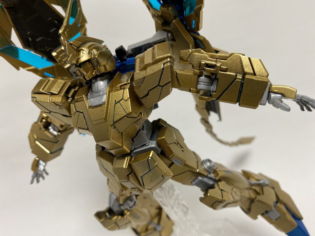 スミ入れはサイコフレーム部分にエナメルのシアン使ってみました。