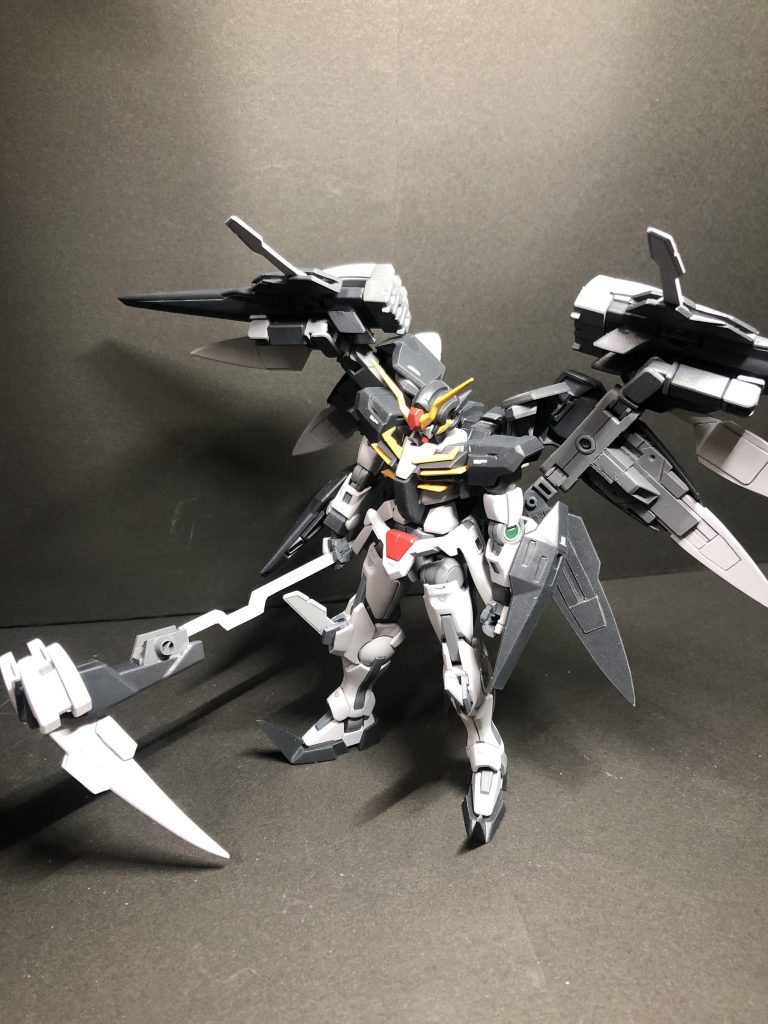 アクティブクロークオープン状態。背面が重いですが問題なく自立します。胸やアンテナ爪先にデスサイズの意匠を組み込んでいます。