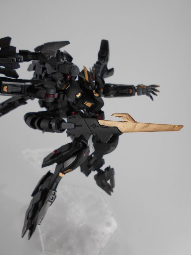 テイルブレード改、「フェローダ」。ルプスレクスのテイルブレードの接続をリードワイヤーからアームに変更しています。テイルブレードにはビームを纏わせことも可能になっています。「フェローダ」はイタリア語で「鉄尾」のアナグラムです。