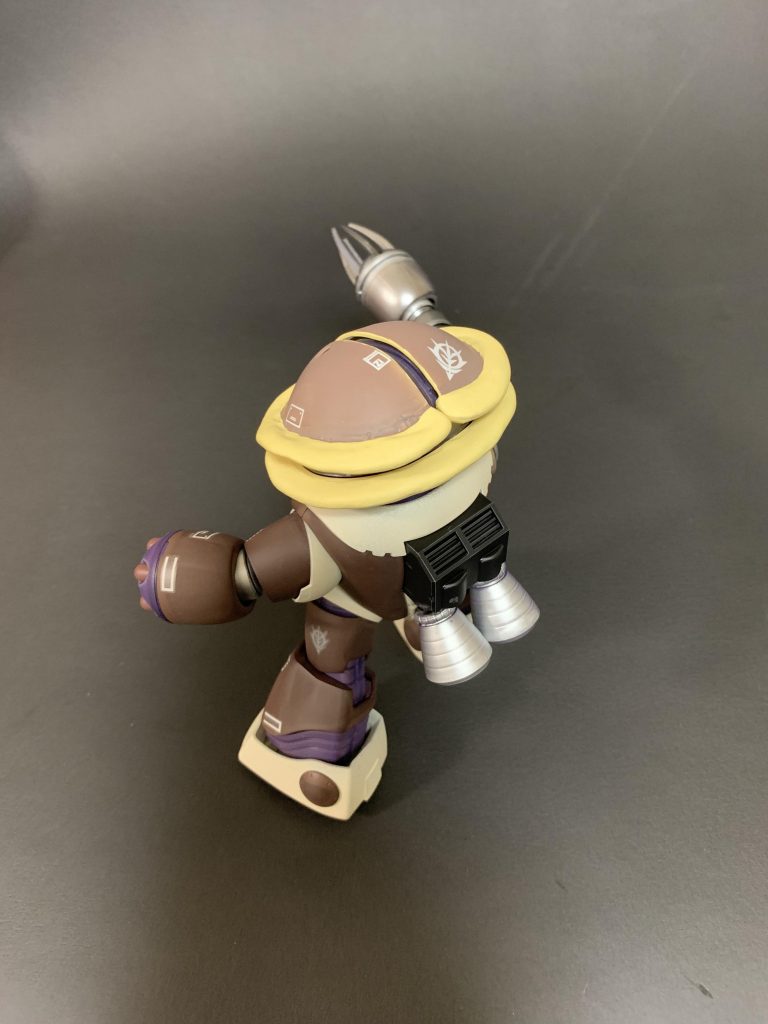 後ろ姿がシュールです。