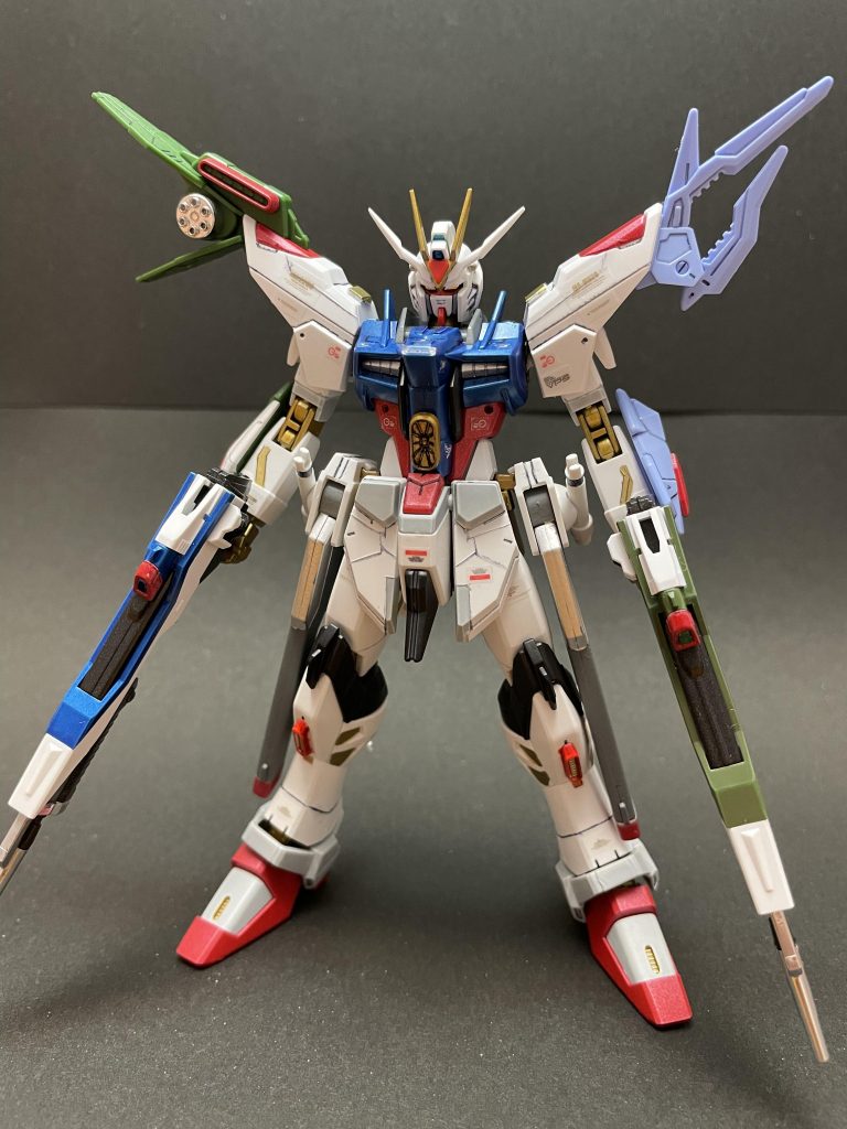 まずは本体部分元キットはストライクガンダム色が強く出ていたのでストフリに寄せていきました