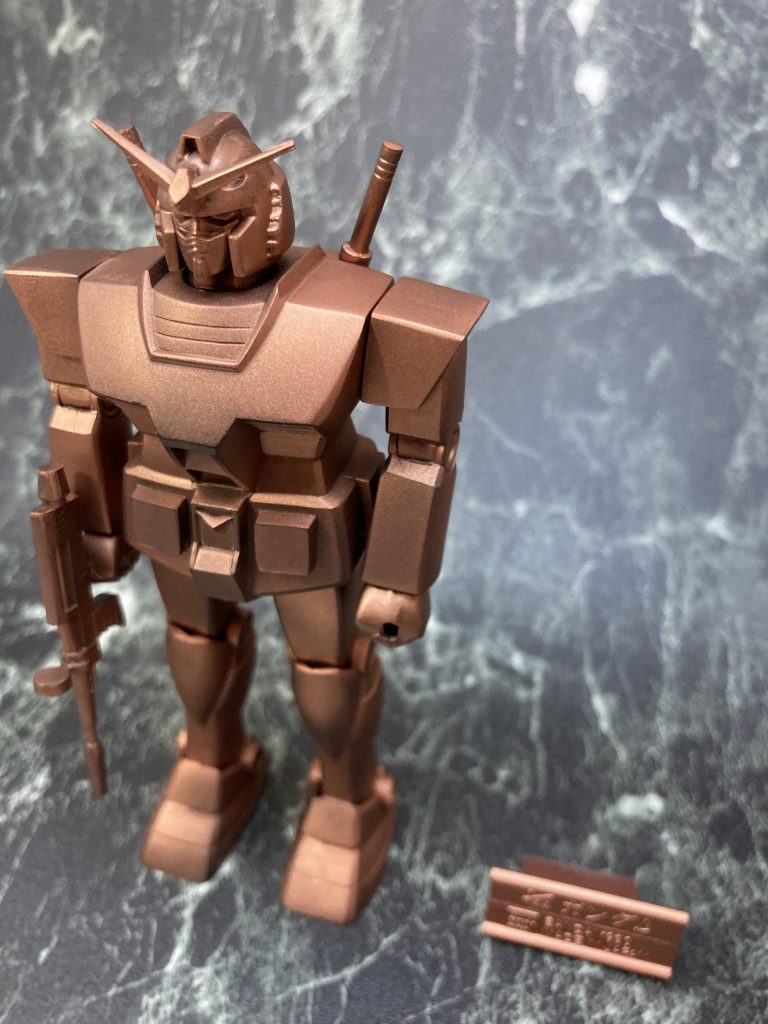 あえてゴールドやシルバーでは無く、カッパーで塗装する事で重厚感を出しました。ランナータグで作った「名札」もお気に入りです。