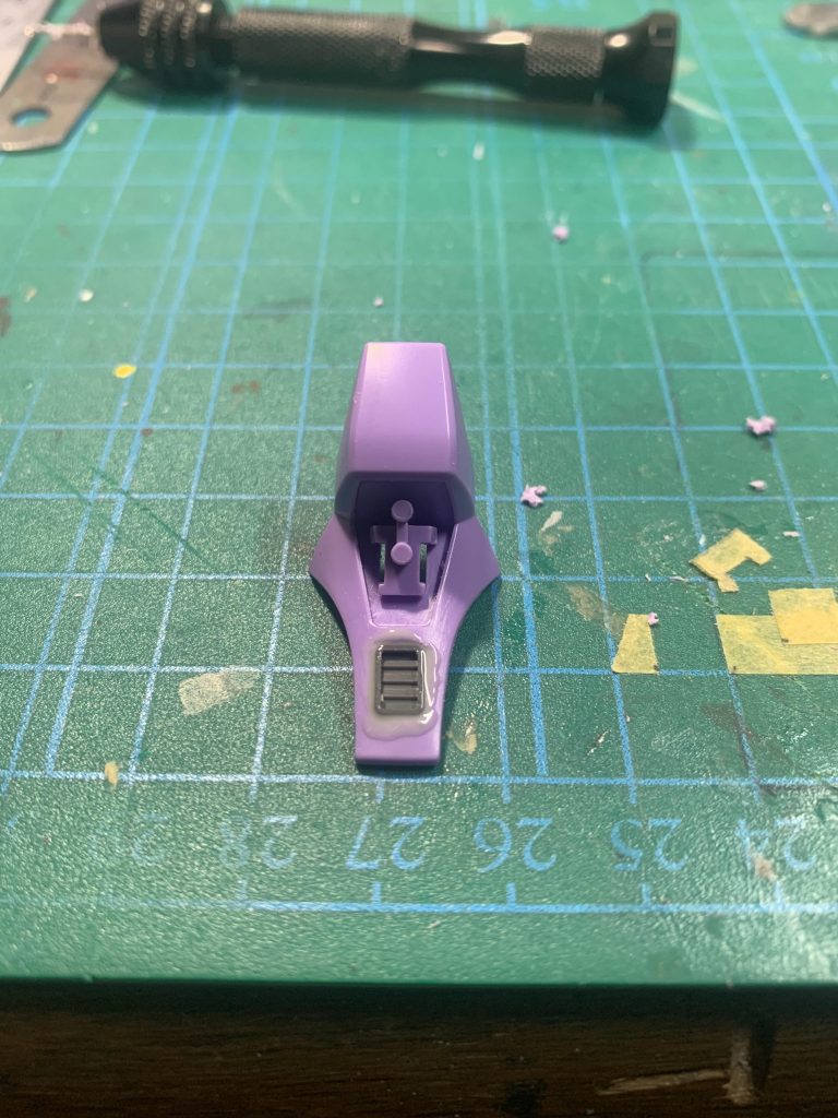 スネの部分にダクトパーツを追加 上から付けるだけだと違和感あるので穴を開け埋めました