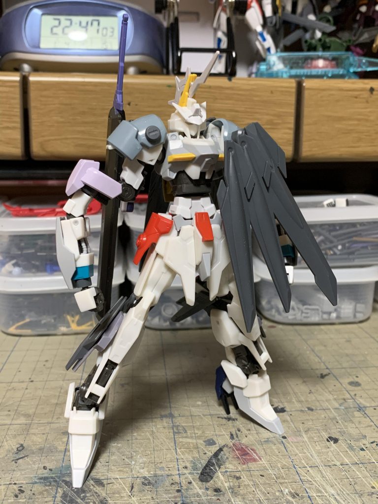 足も左右を入れ替えて、外側に追加装甲兼ねたブースターを設置。