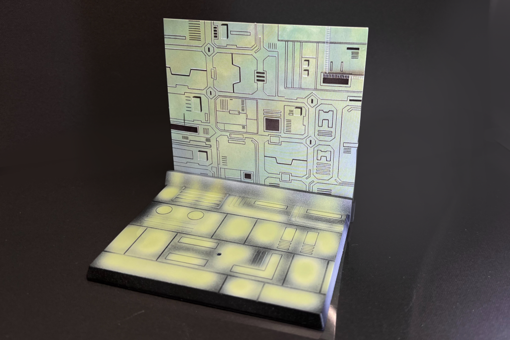 何気なく、付属のスタンドも塗っておりました。背面のカードに合うよう、ア・バオア・クーの外壁をイメージして黒立ち上げ。ですが、ジオング本体のサイズと存在感が大きすぎて隠れてしまい殆ど見えませんw実は今作、初めての旧キット1/144でした。というのも、以前は合わせ目消しと段差の調整が不慣れで断念してしまい、少々トラウマになっていまして。昨年末の再販を機に、ここらで払拭しようと一念発起するのですが、昨今の品薄状態により地元の在庫は壊滅的。唯一残っていたのがこのジオングでした。前述の度重なるミスをしつつも、何とか誤魔化しリカバリーするも再度悲劇が。塗装中に左腕を割ってしまい、消したはずの合わせ目がクッキリと…(>_<;)他にも、胸部のラインデカールが欠けてしまったり、各所の傷や段差も埋め切れてなかったりと不完全燃焼気味。とは言え、何だかんだで旧キット制作は楽しかったです。近年の製品では味わえない、慣れ親しんだ独特の雰囲気にハマってしまいました。またどこかでこのキットと再会したら、リベンジしたいと思います。今回のジオングはTwitterにも投稿しております。ここでは未掲載の画像等も呟いていますので、併せてご覧下さいね。https://twitter.com/yu_sya_oh/status/1483049200770498560?s=21