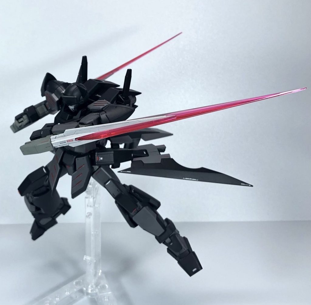 ブレードショットはトンファーのように装備できます。敵に十字の斬撃を与えることからクロスエッジという名にしました。