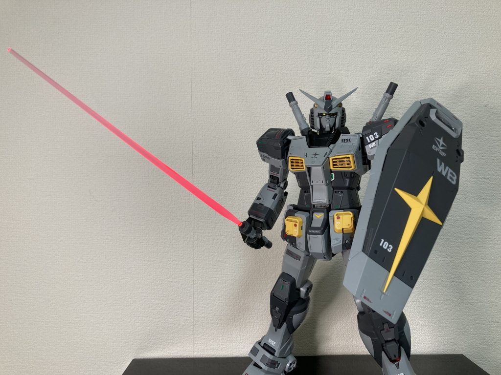 ビームサーベルが光ってますが、わかりにくいです。G-3ガンダム用のデカールが無いので、悩んだ末ガンダムデカールMG連邦軍汎用の数字を切ったりして貼り付けました。