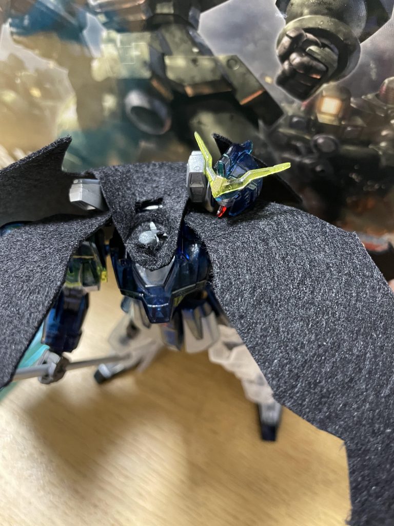 後部マントは首に、フロントの左右のマントはジャマー装置に取り付けられるようになってます。