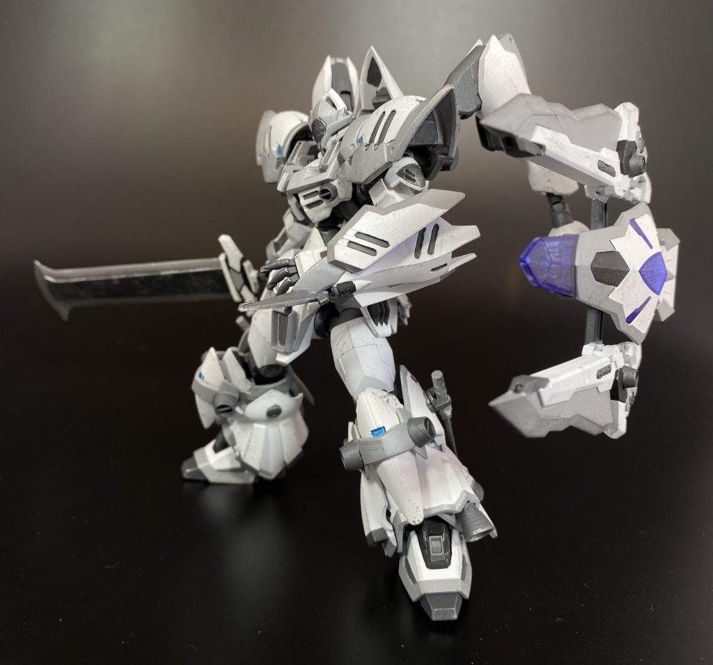 [高出力荷電粒子砲ラーズグリーズ]大盾ランドグリーズに内蔵された高出力の荷電粒子砲。使用時には、ランドグリーズの両翼が大きく開き、開放式のバレルとして機能する。機体の足を止め、発射体制に入った上でエネルギーをチャージをする必要があるため、大きな隙がで来てしまうものの、その威力は特筆すべきもので、GBNにおける本機の必殺技として登録されている。名前の由来は「戦いを終わらせるもの」という意味をもつヴァルキュリアの1人から。