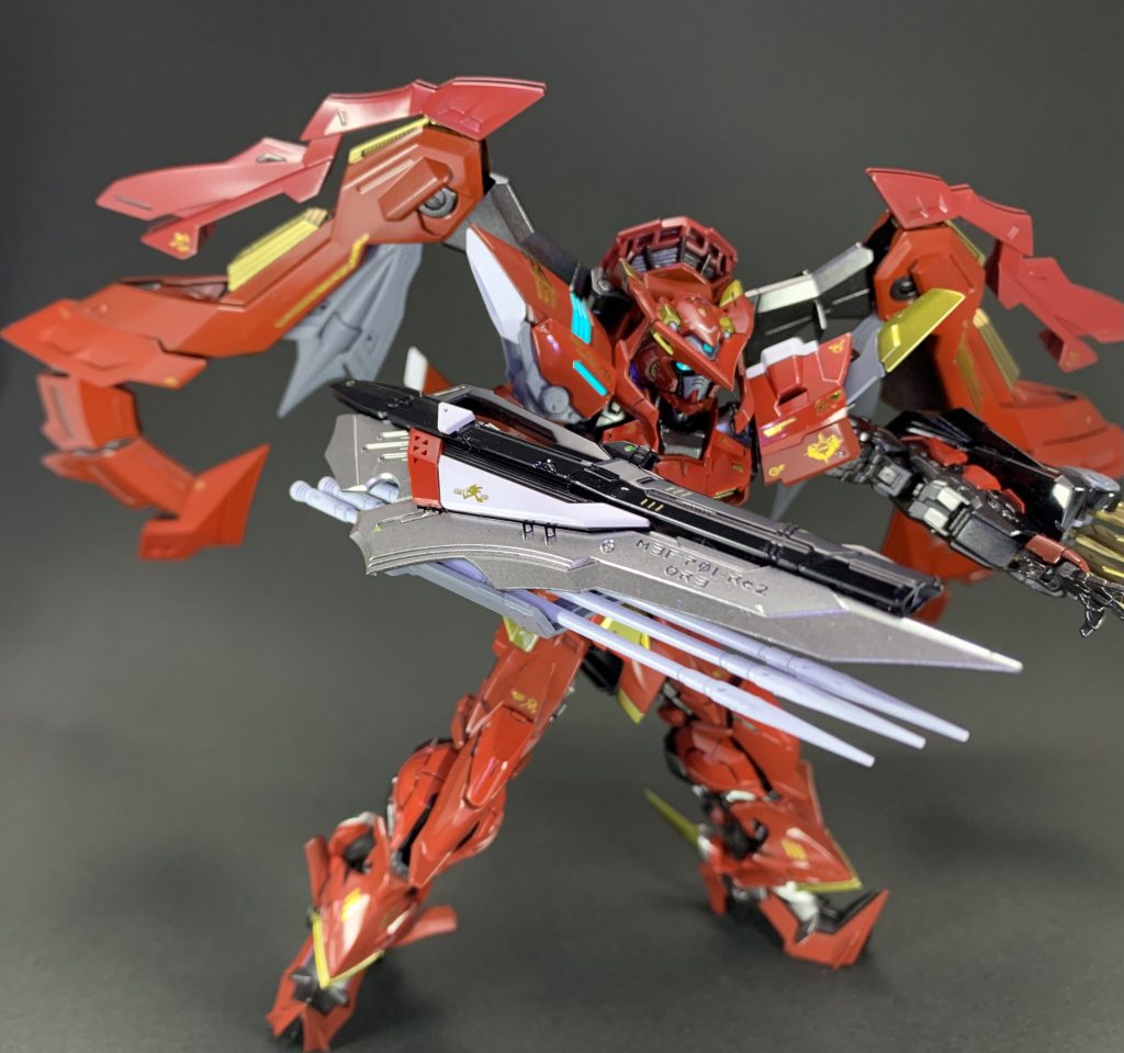 オリジナリティを出すために全塗装でカラーリングを変えました。購入当初から赤系の色似合いそうだと思ってたのですがピッタリハマった気がします!フレームもゴールドでなく暗めのアイアンにしたらいい感じになりました(´∀`)以前投稿したデスサイズとカラー被りましたがwしかしパーツが細かくて過去1で塗装に時間がかかったキットでした。しばらくはRGの塗装は控えようかな…