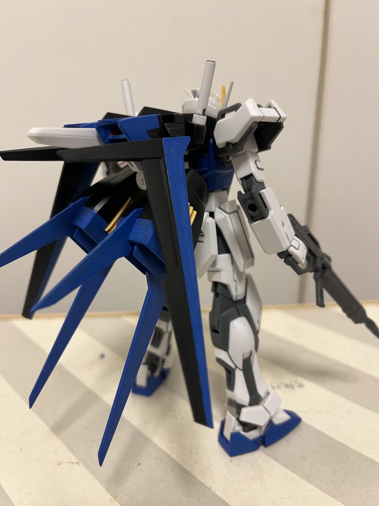 背面。もちろん、エールのスラスター内部も塗れなかった赤が見えますよー。これはこれで好きだけど。